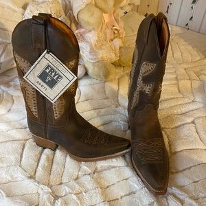 NWT w/o box Frye Distress Brown Rough Out Leather Inlay Cowboy Boots size 8 M